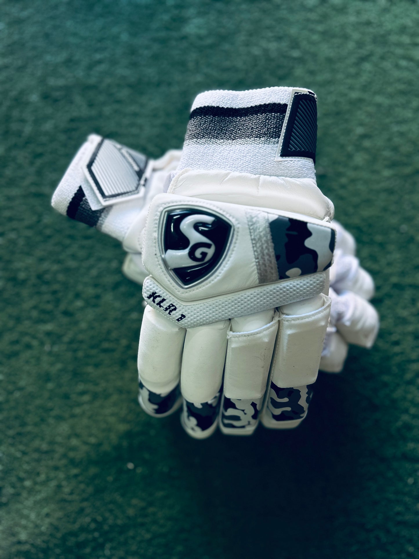 SG KLR1 BATTING GLOVES