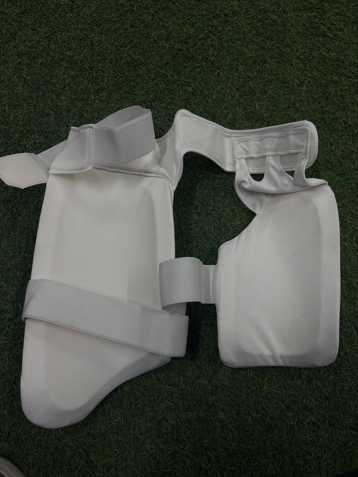 NB 10i THIGH GUARD MENS RH