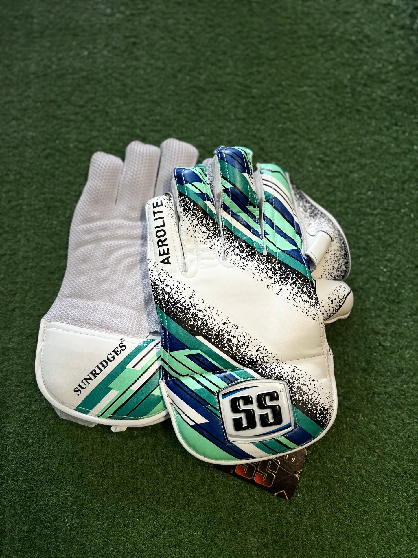 SS Aerolite Keeping Gloves (Adults)