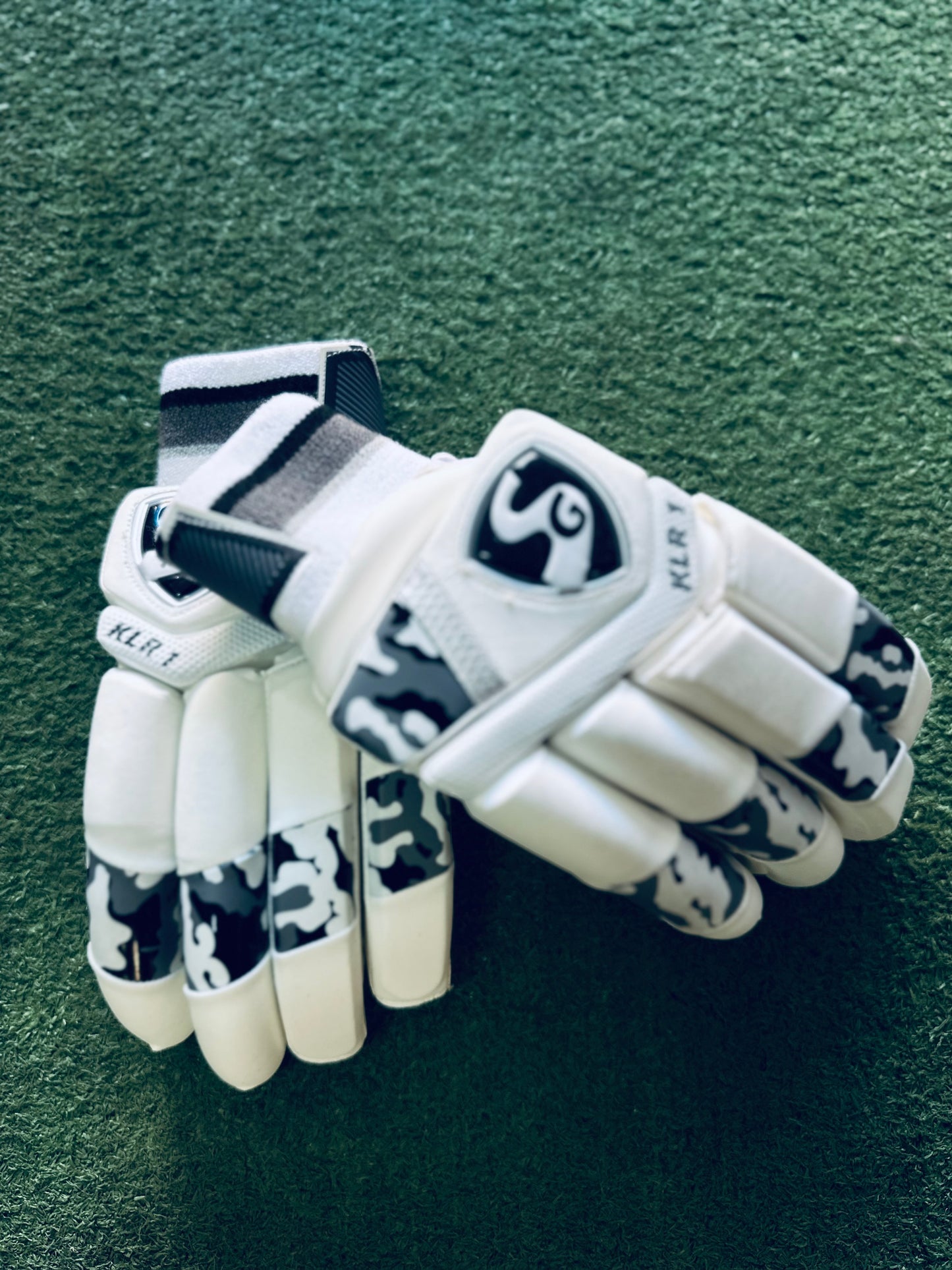 SG KLR1 BATTING GLOVES
